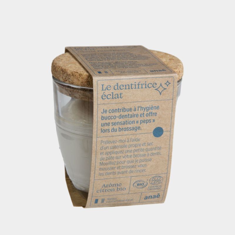 Sa formule est minimaliste et efficace, il est enrichie en carbonate de calcium, un abrasif doux qui nettoie en profondeur les dents. Il contient également de l’huile de cameline bio bretonne aux propriétés apaisantes et du bicarbonate de sodium pour neutraliser les acides de la plaque dentaire et ainsi contribuer à révéler l’éclat de votre sourire.