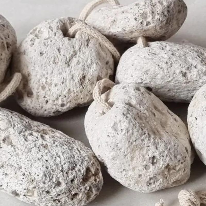 cette pierre ponce authentique offre une exfoliation douce et naturelle, sans additifs artificiels. Sa texture unique élimine en douceur les peaux mortes et les callosités, laissant vos pieds doux et rajeunis.