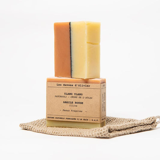 Le parfum de l'ylang-ylang est sucré, floral et légèrement épicé, avec des nuances de jasmin et de monoï. Ses notes fruitées ajoutent une fraîcheur subtile. En tant qu'ingrédient de cœur, elle est couramment utilisée dans diverses compositions parfumées.