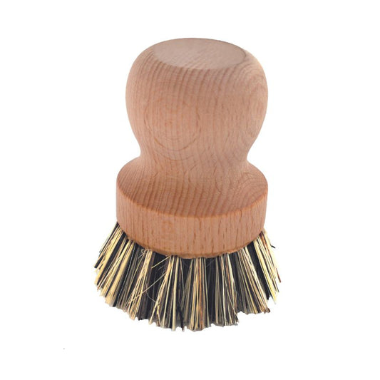 Elle est fabriquée à partir de fibres végétales très résistantes, notamment la fibre d'agave Tampico et la fibre de Bassine tirée du palmier de palmyre, et d'un manche en bois de hêtre certifié FSC®