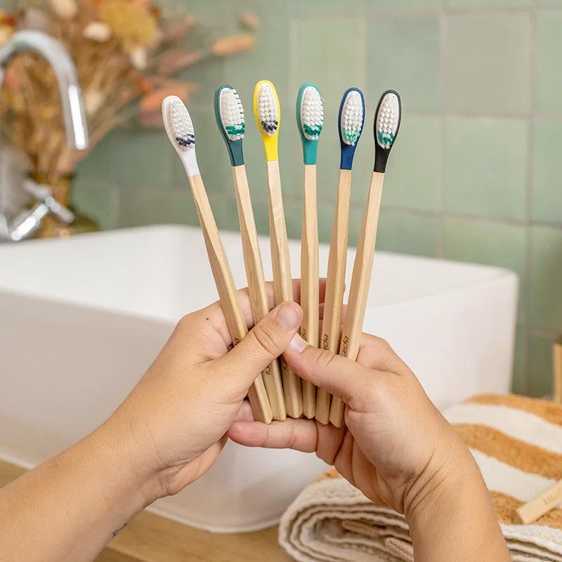 Brosse à dents en bois qui constitue une véritable alternative aux brosses à dents en plastique