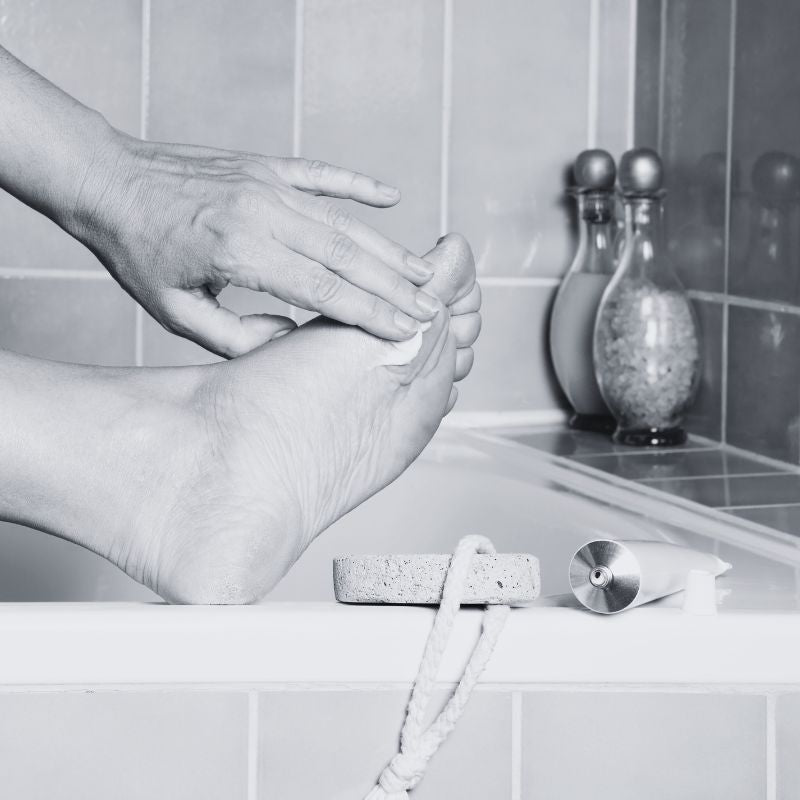 Effectuez votre gommage maison pour les pieds avec notre ponce blanche