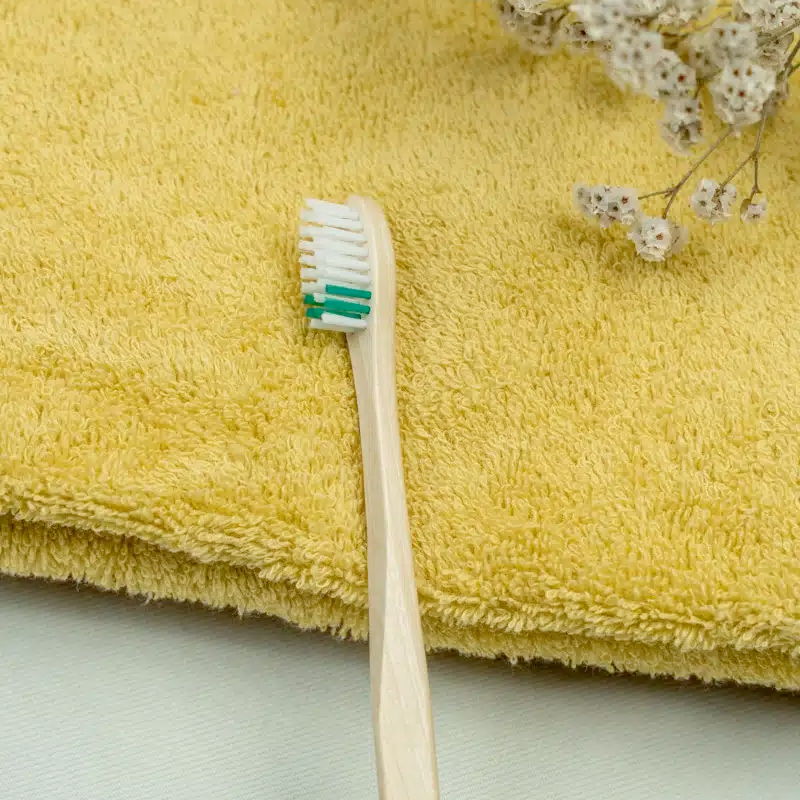 La brosse a dents en bois, une alternatives zéro déchet dans la salle de bain