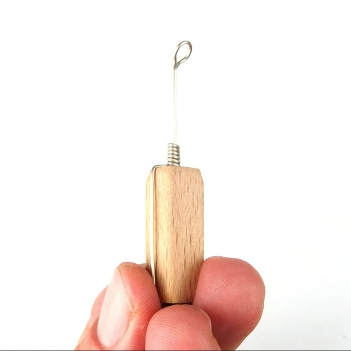 Cure oreil en fil de Maillechort, un alliage à base de cuivre qui ne contient pas de fer et résiste à la rouille.
