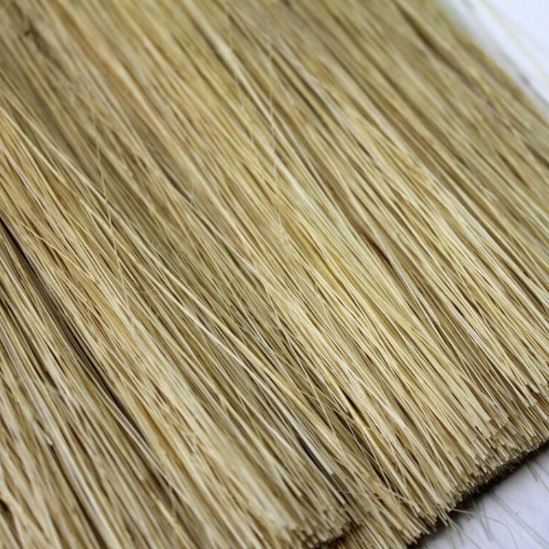 Elle est fabriquée à partir de fibres végétales très résistantes, notamment la fibre d'agave Tampico et la fibre de Bassine tirée du palmier de palmyre, et d'un manche en bois de hêtre certifié FSC®