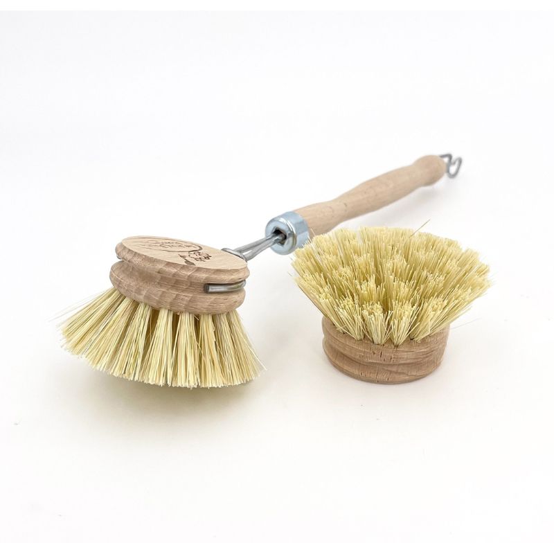 Découvrez notre brosse à vaisselle naturelle, l'alliée parfaite pour une cuisine éco-responsable et sans plastique. Fabriquée à partir de bois de hêtre et de fibres végétales d'agave (Tampico), cette brosse offre une alternative zéro déchet aux brosses à vaisselle en plastique.