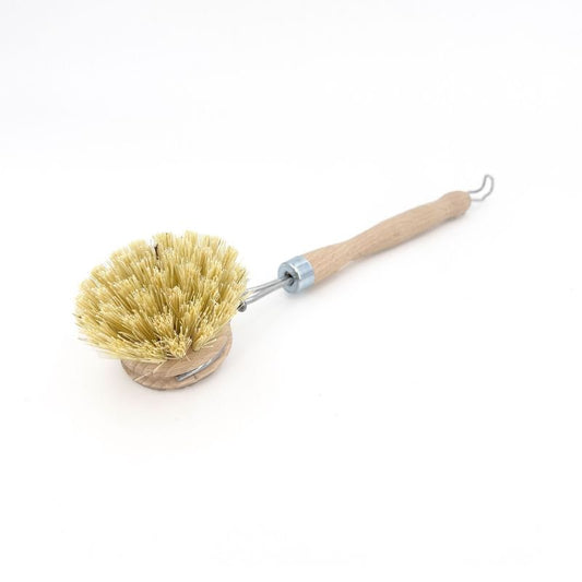 Découvrez notre brosse à vaisselle naturelle, l'alliée parfaite pour une cuisine éco-responsable et sans plastique. Fabriquée à partir de bois de hêtre et de fibres végétales d'agave (Tampico), cette brosse offre une alternative zéro déchet aux brosses à vaisselle en plastique.